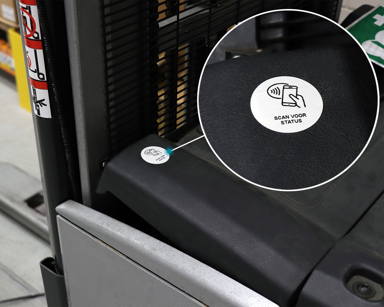 RFID keuringslabel op heftruck voor snelle statuscontrole via smartphone
